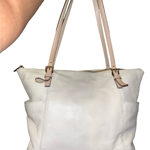 Elegant Cream Michael Kors Leather Tote Bag - Picture 2 of 10